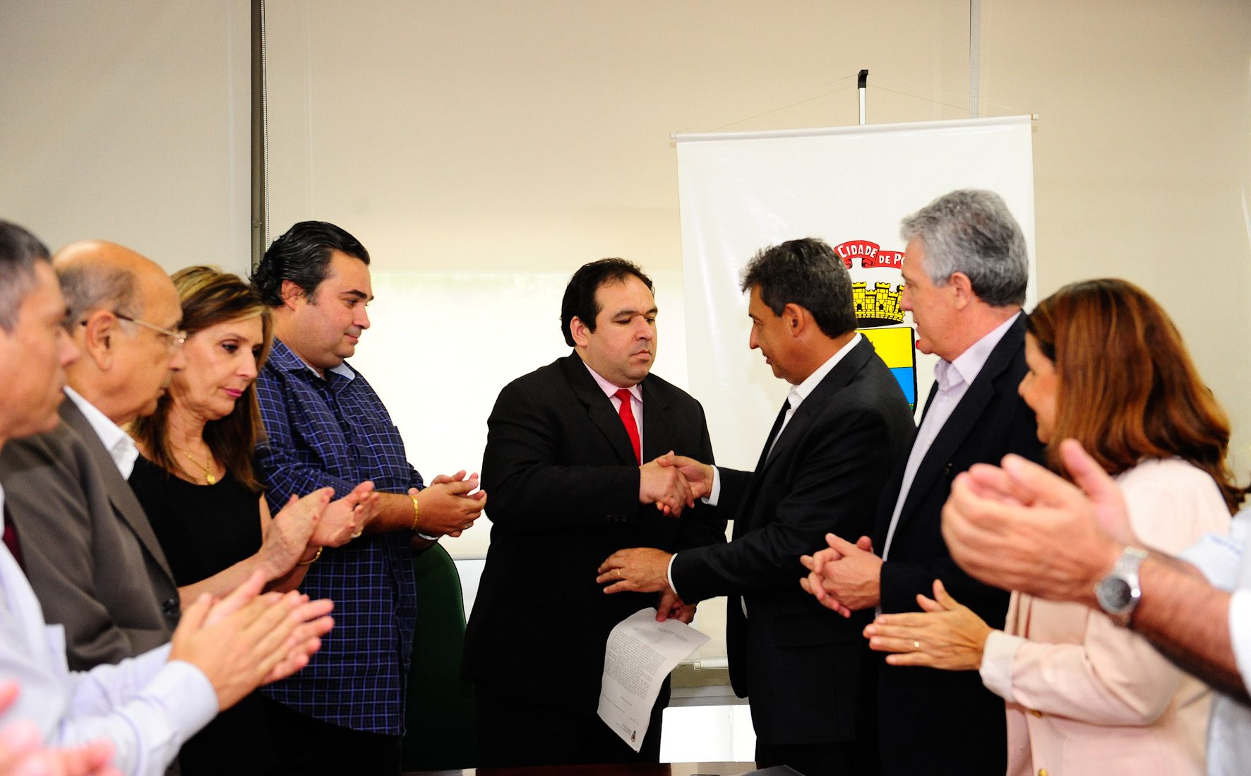16 de_Dezembro_-_Entrega_do_projeto_de_lei_sobre_antenas_de_celular_no_municpio__foto_leonardo_contursi_3